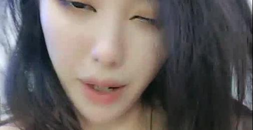 气质御姐真实女同一人单秀 柔软身体瑜伽垫上一字马 多套情趣装换装 从下往上视角扣穴 手法娴熟没几下就流出白浆